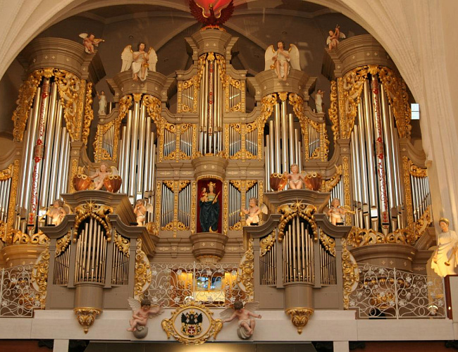 Знакомство с органным залом, заалтарным пространством и органный мини-концерт