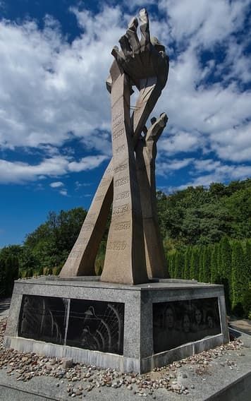 Памятник жертвам Холокоста (фото 2)