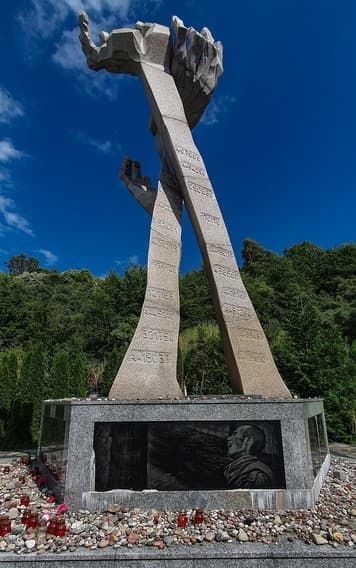 Памятник жертвам Холокоста (фото 1)