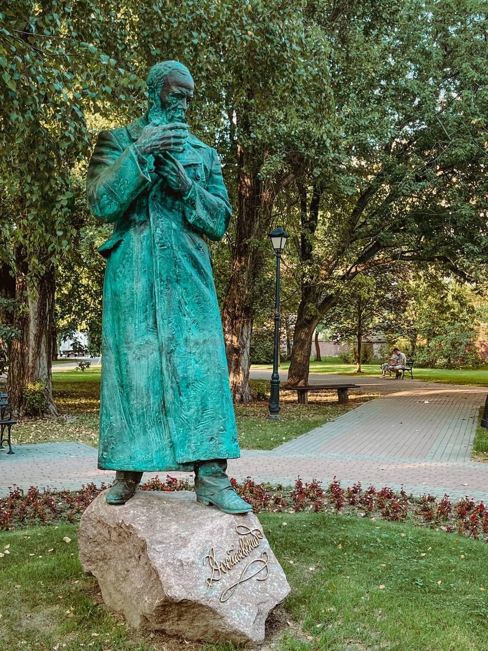 Памятник Ф.М. Достоевскому (фото 1)