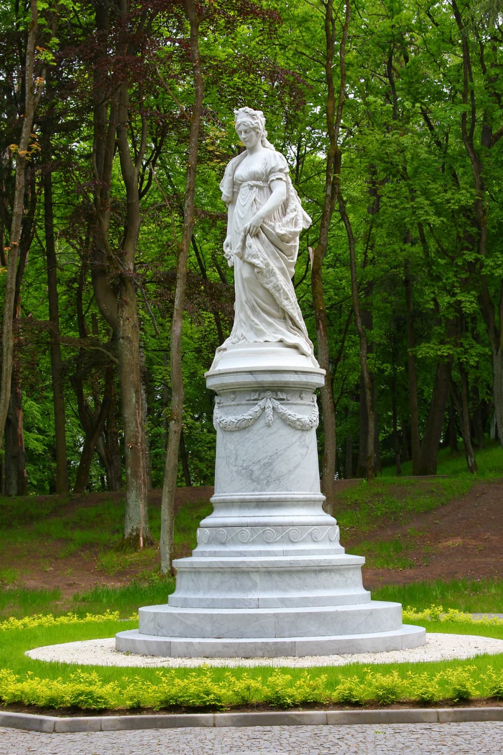 Monument to Queen Louise (photo 2)