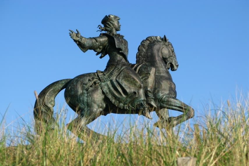 Памятник императрице Елизавете Петровне