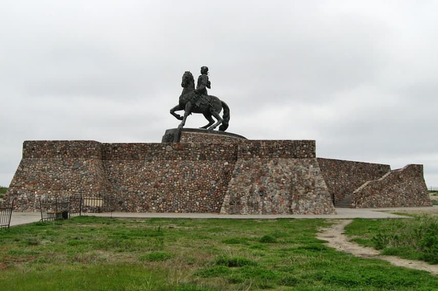 Памятник императрице Елизавете Петровне (фото 1)