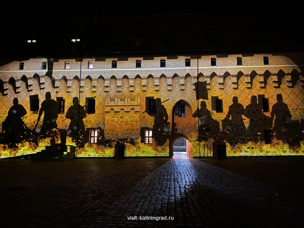 Замок Тапиау в Гвардейске ночью.visit-kaliningrad.ru Zamok Tapiau 2025 Foto TIC (49).jpg
