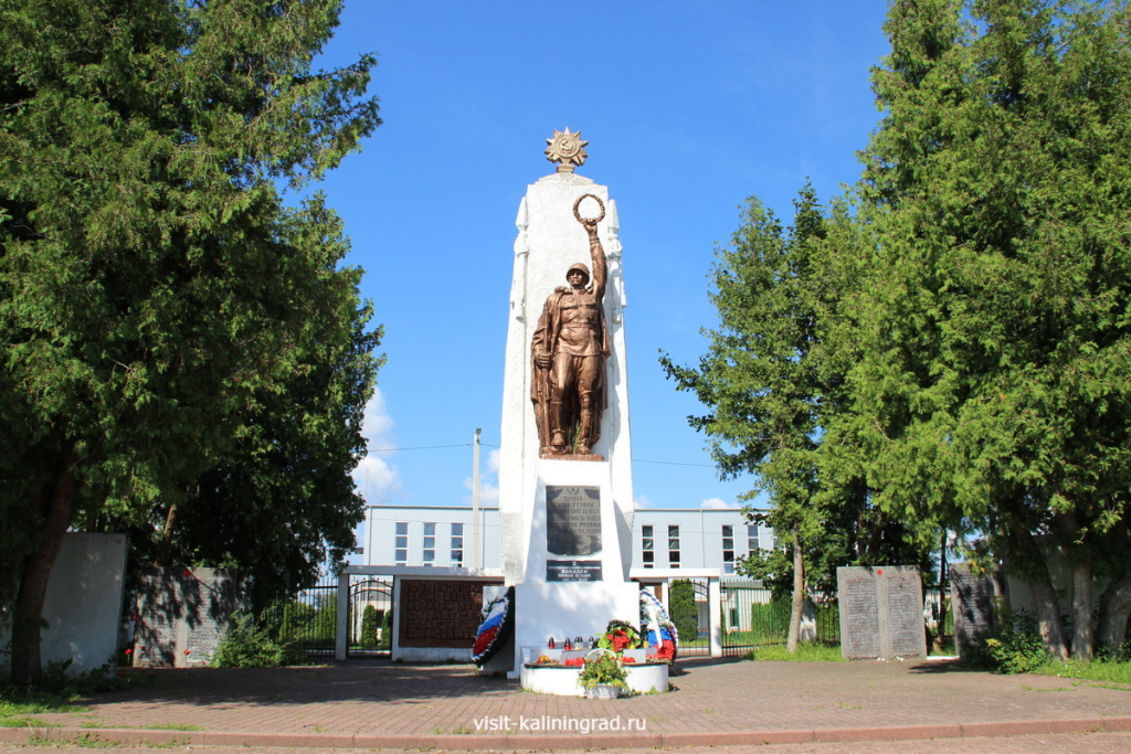 Братская могила в Багратионовске.visit-kaliningrad.ru Братская могила в Багратионовске.visit-kaliningrad.ru