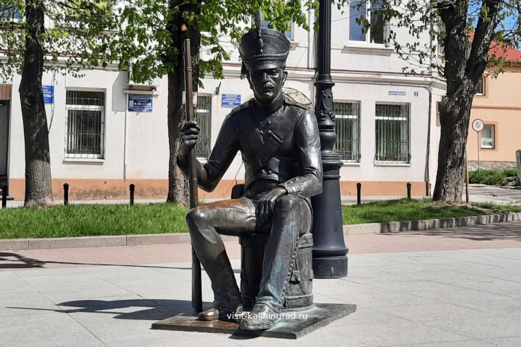 Скульптура гусара в Черняховске.visit-kaliningrad.ru
