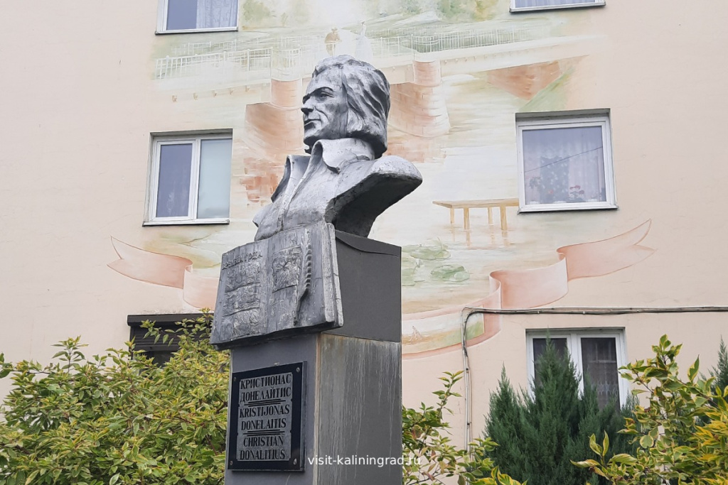 Памятник Кристионасу Донелайтису.visit-kaliningrad.ru