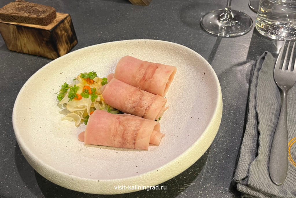 Строганина из пеламиды в кафе История в тарелке Строганина из пеламиды в кафе История в тарелке