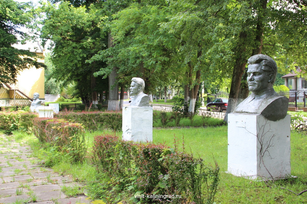 Скульптуры в парке Багратионовска.visit-kaliningrad.ru Скульптуры в парке Багратионовска.visit-kaliningrad.ru