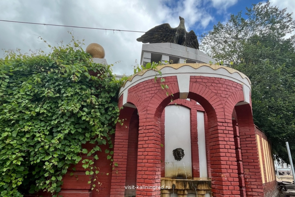 Фонтан со скульптурой орла и льва.visit-kaliningrad.ru