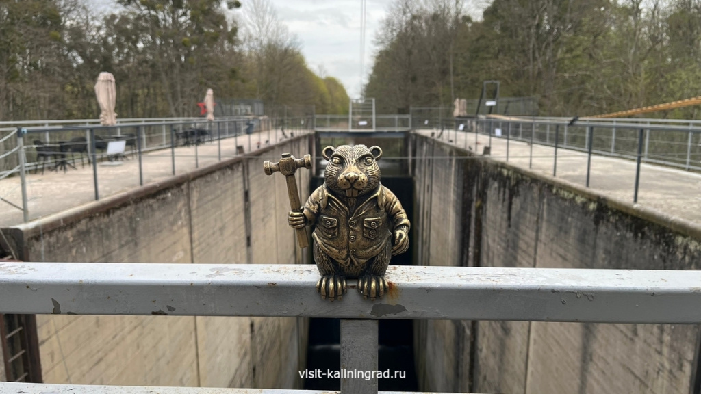 Скульптура бобра на шлюзе Мазурского канала.visit-kaliningrad.ru