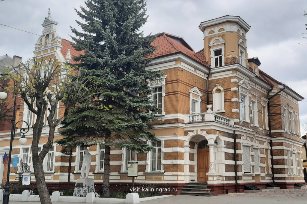 Музыкальная школа и памятник Чайковскому в Черняховске.visit-kaliningrad.ru Музыкальная школа и памятник Чайковскому в Черняховске.visit-kaliningrad.ru