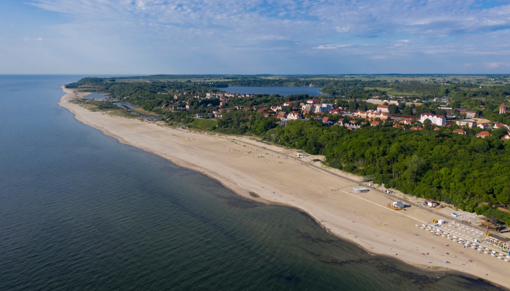 Янтарный пляж с высоты от натгео (3).jpg