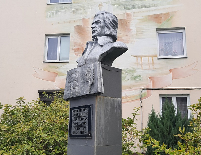 Памятник Кристионасу Донелайтису