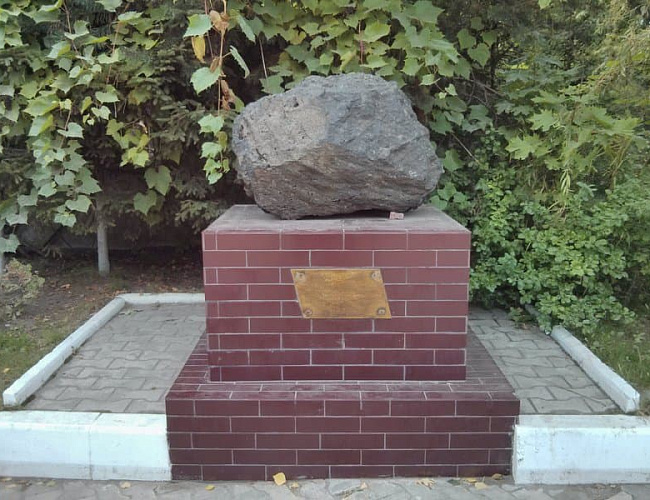 Памятник метеориту