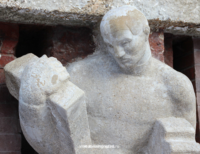 Барельеф «Рабочий каменотес»