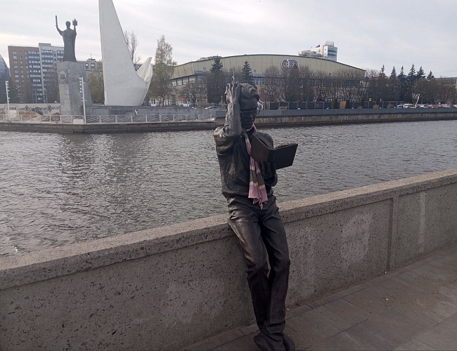 Скульптура «Миша, читающий Канта»