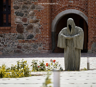 Замок «Тапиау» (Гвардейск), Кирха Хайлигенвальде, музей «Трех эпох»