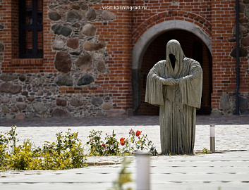 Замок «Тапиау» (Гвардейск), Кирха Хайлигенвальде, музей «Трех эпох»