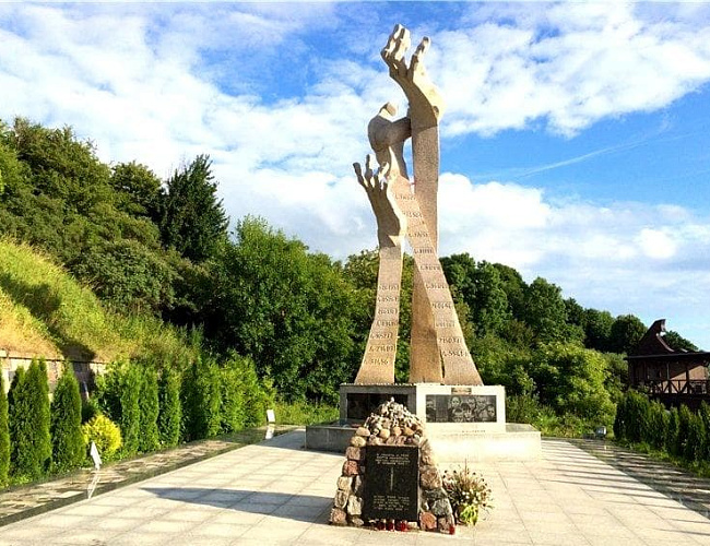 Памятник жертвам Холокоста