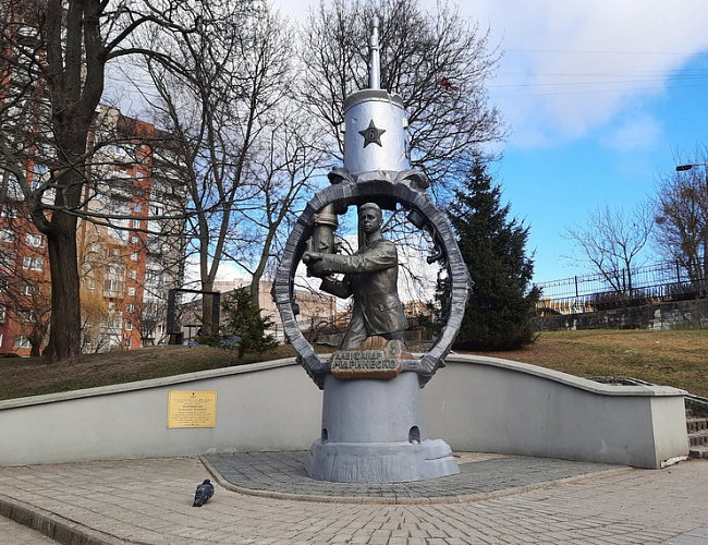 Памятник А.Маринеско