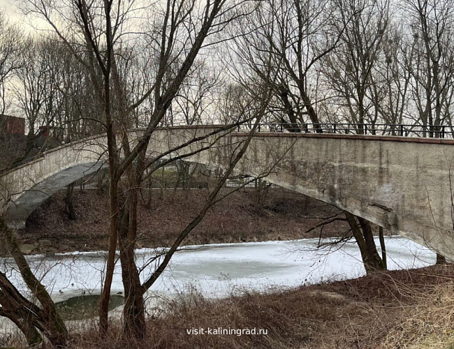 Пешеходный мост через реку Анграпу (Горбатый)