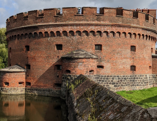 «Форты Кёнигсберга» или «Город-крепость»