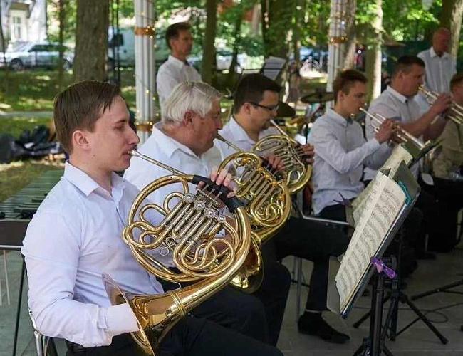 Уличные мелодии в смокингах